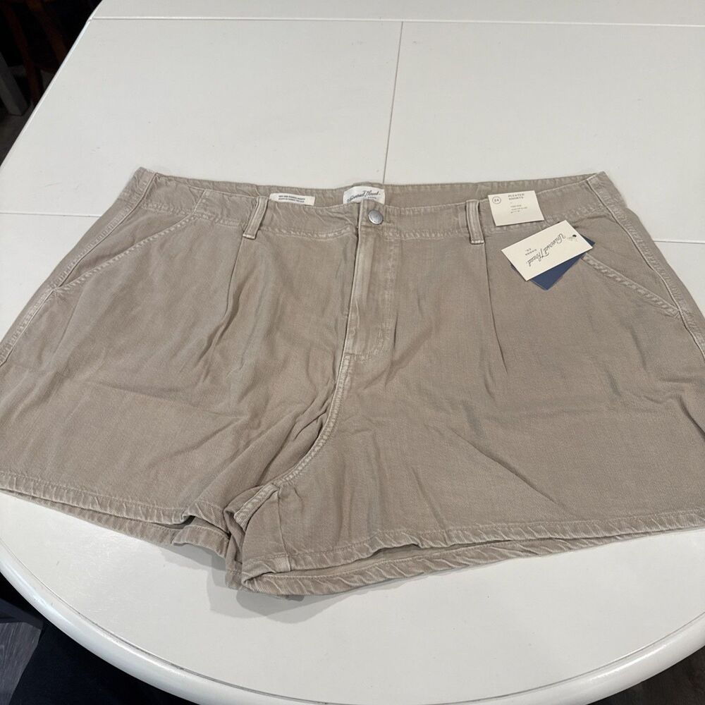 Universal Thread Womens High Ride Pleated Shorts - Khaki/Tan - Size 24 - NWT